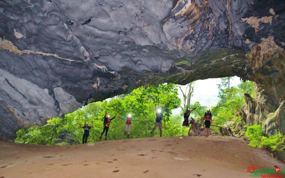 Du lịch Quảng Bình, hang Tú Làn cave explore tour