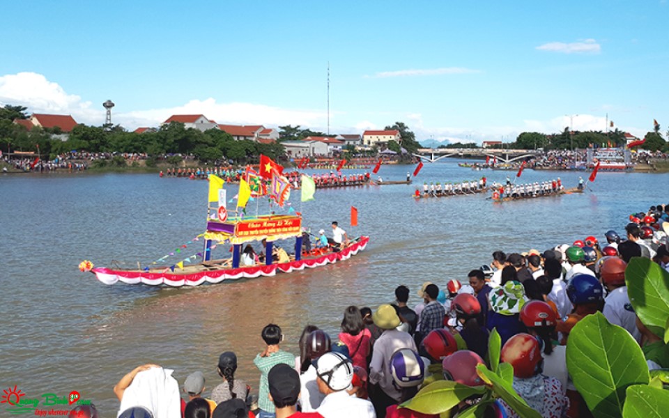 Lễ hội đua thuyền Lệ Thủy trên sông Kiến Giang