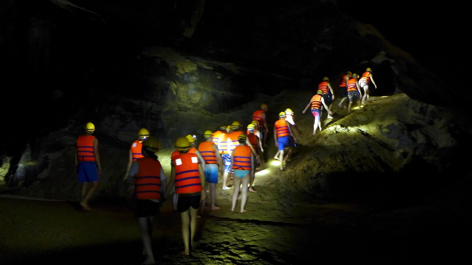 Dark Cave - Chay River Phong Nha Quang Binh Go tour 3