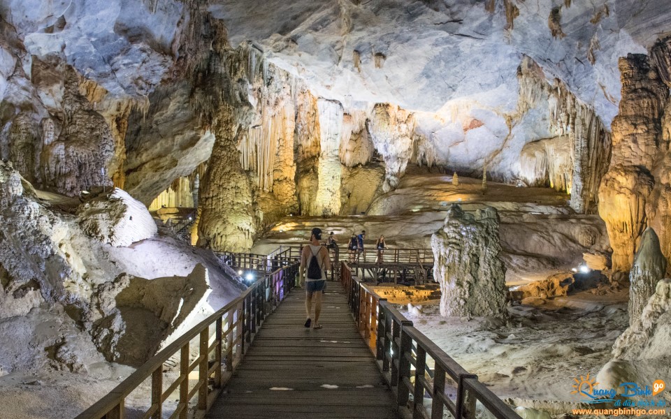 Paradise cave Phong Nha travel