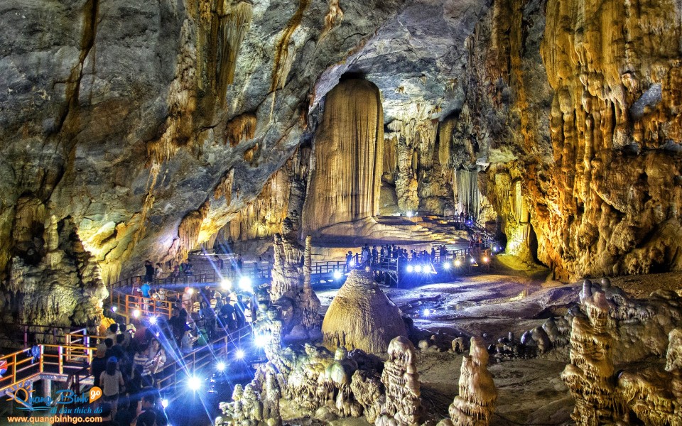 Paradise cave tourist