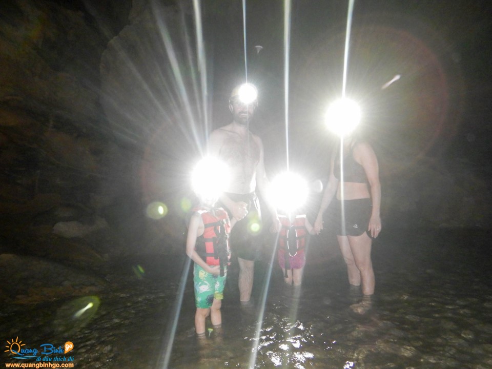 Tắm bùn trong hang Tối lần đầu và duy nhất tại Việt Nam