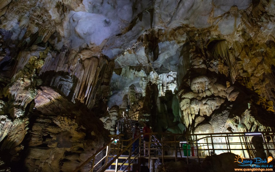 Tien Son cave tourist spot Phong Nha - Ke Bang