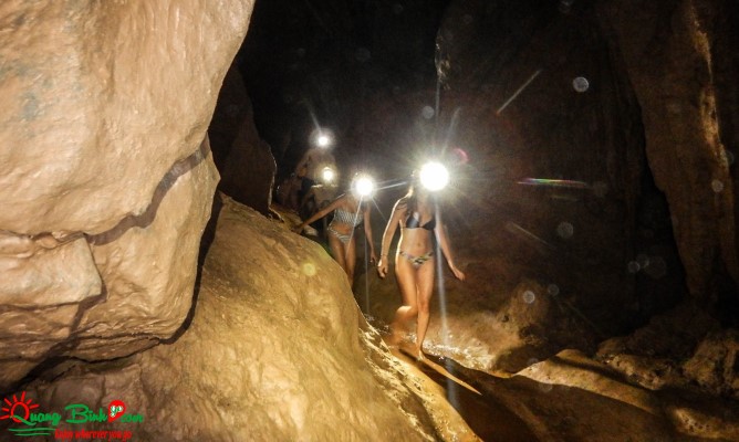 Dark cave tourist area, hang Tối, Phong Nha